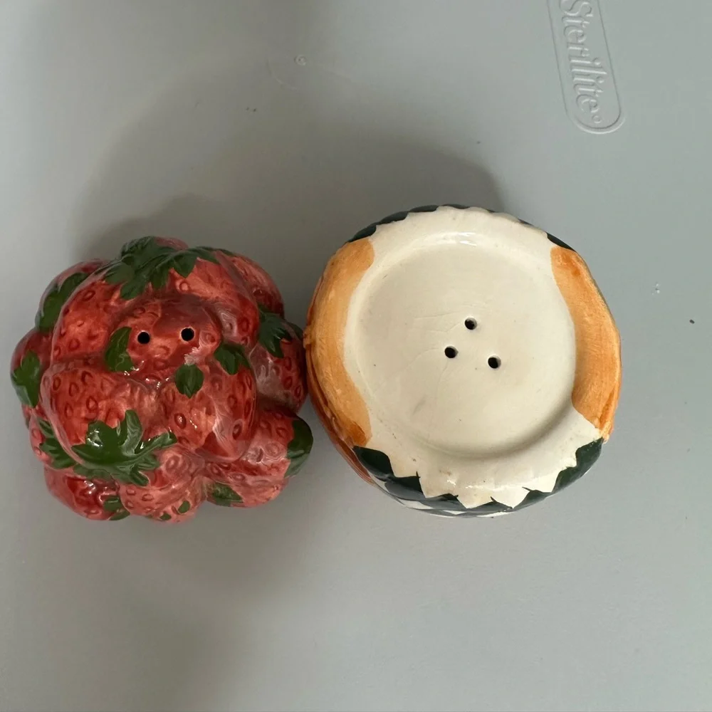 Basket of Berries Salt & Pepper Shaker Set Collectors